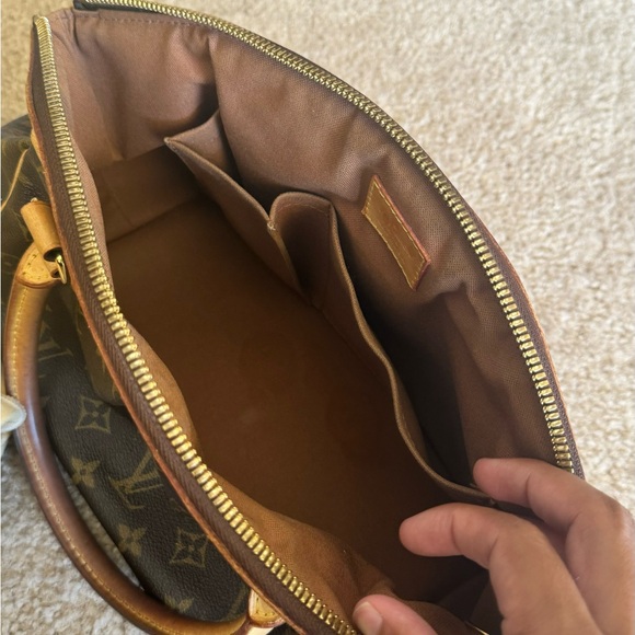 Louis Vuitton: Tivoli Leather Handbag - Picture 6 of 10
